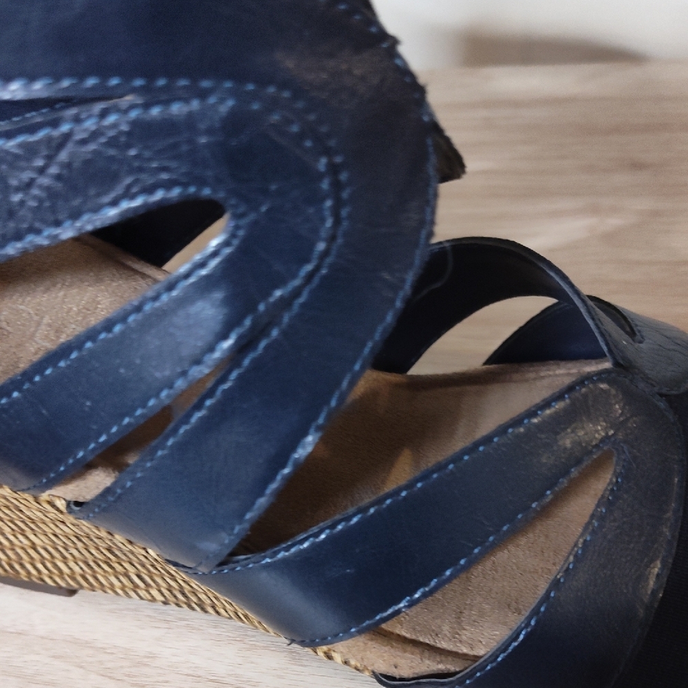 Elegant Navy Wedge Sandals Aerosoles Size 9 - Picture 3 of 8